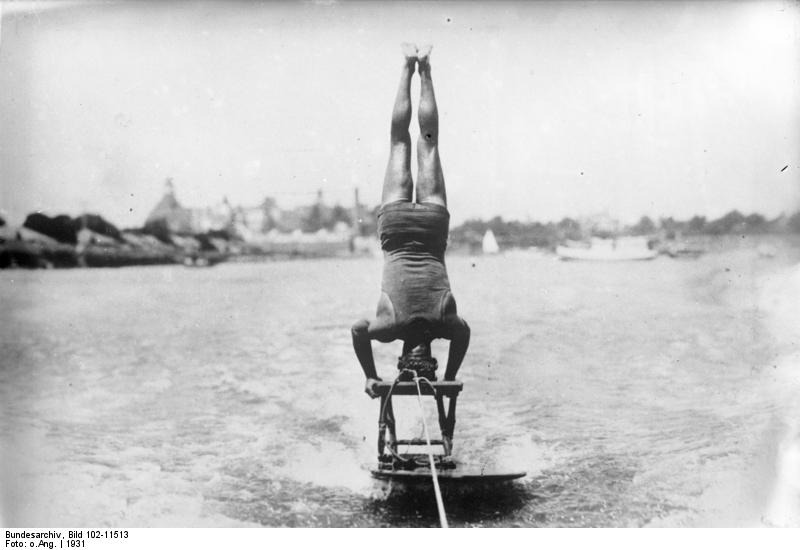 Bundesarchiv_Bild_102-11513,_Florida,_Wasserreiten_im_Kopfstand.jpg