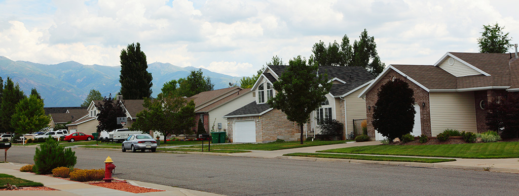 Free_creative_commons_suburban_middle_class_neighborhood_in_Layton,_Utah_(9394736640).jpg